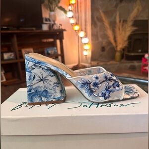 Betsey Johnson SB-ROO BLU FLORAL, Size 8.5